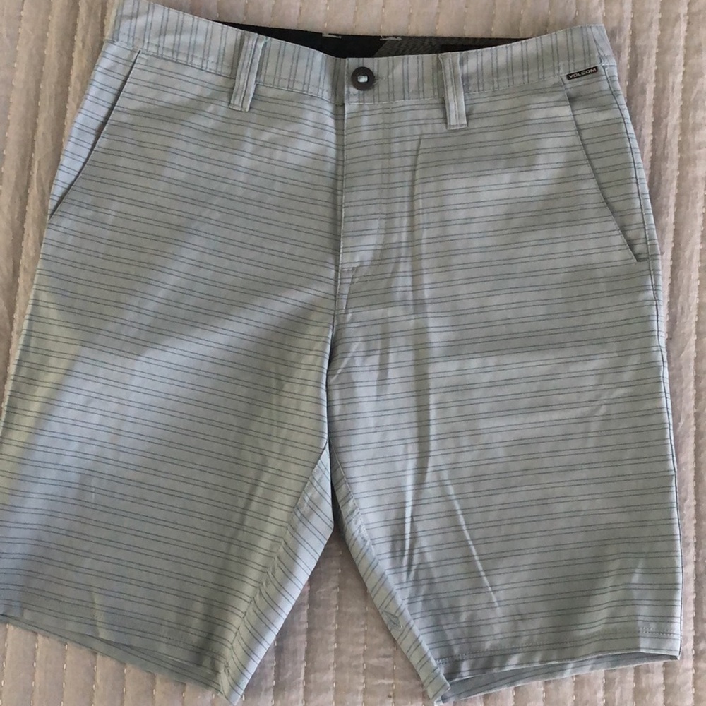 Volcom lot  4 shorts